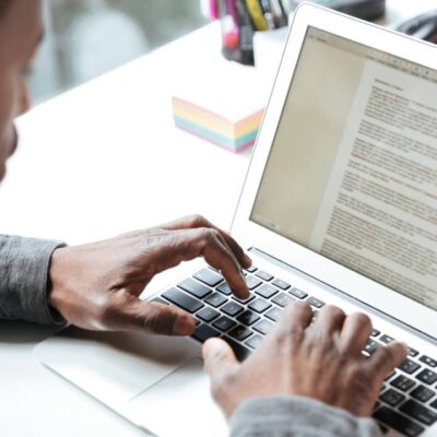 Como escrever artigos de opinião que fortalecem a autoridade de executivos nas buscas por IA | Blog | Tropico Comunicação